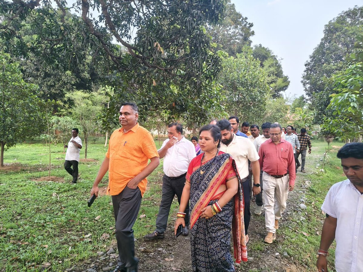 DM_Mayurbhanj's tweet image. Shri Girish S.N., Commissioner-cum-Secretary, PR&amp;amp;DW Department, visited Saraskana Block today and visited the GPLF building, GP Office at Jharpokharia, and the Mega PWSS at Bhursani, interacting with officials and reviewing ongoing initiatives.

#Mbj #Odisha #RuralDevelopment
