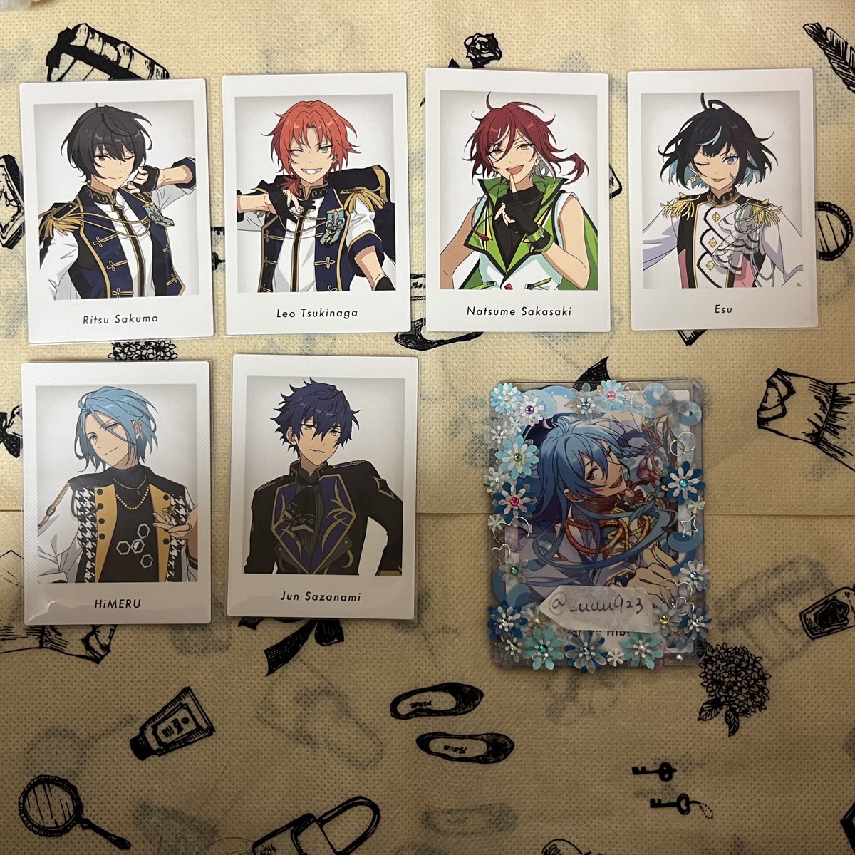 _uuu923's tweet photo. 【交換】
あんスタ 10周年展示会 特典 ぱしゃっつ

譲 : 真緒、♡ジュン、♡HiMERU、ゆうた、アドニス、光、友也、なずな、紅郎、颯馬、♡凛月、♡レオ、♡夏目、♡エス

求 : 渉、望見 

♡は無印まとめての方優先
郵送、4/26スタライ現地手渡し
よろしくお願いいたします🕊️ https://t.co/K52qTsXm9c
