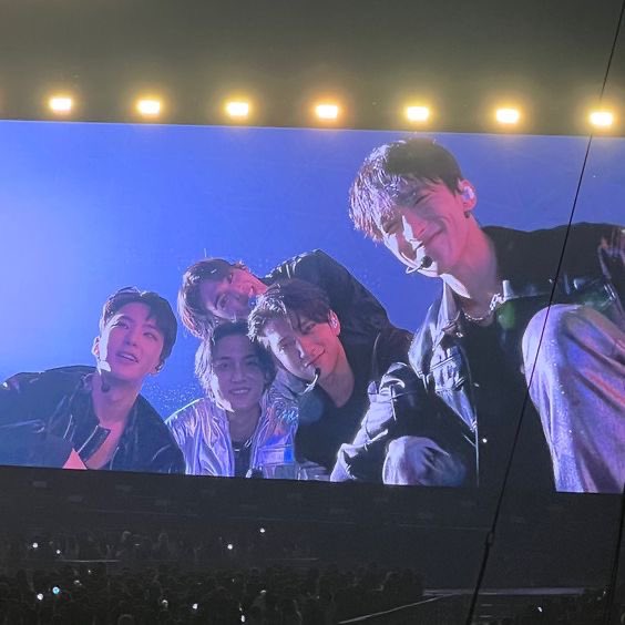 𝒜.ℛ tweet media