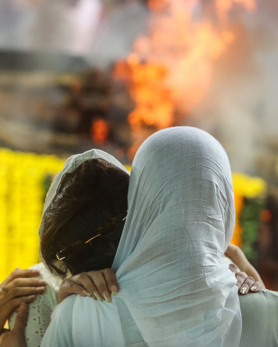 bsindia's tweet image. #InPics | Legendary playback singer Asha Bhosle was cremated with full state honours in Mumbai's Shivaji Park crematorium today, with top leaders and celebrities attending her final rites.

#AshaBhosle #Bollywood #AshaBhosleDeath #Mumbai