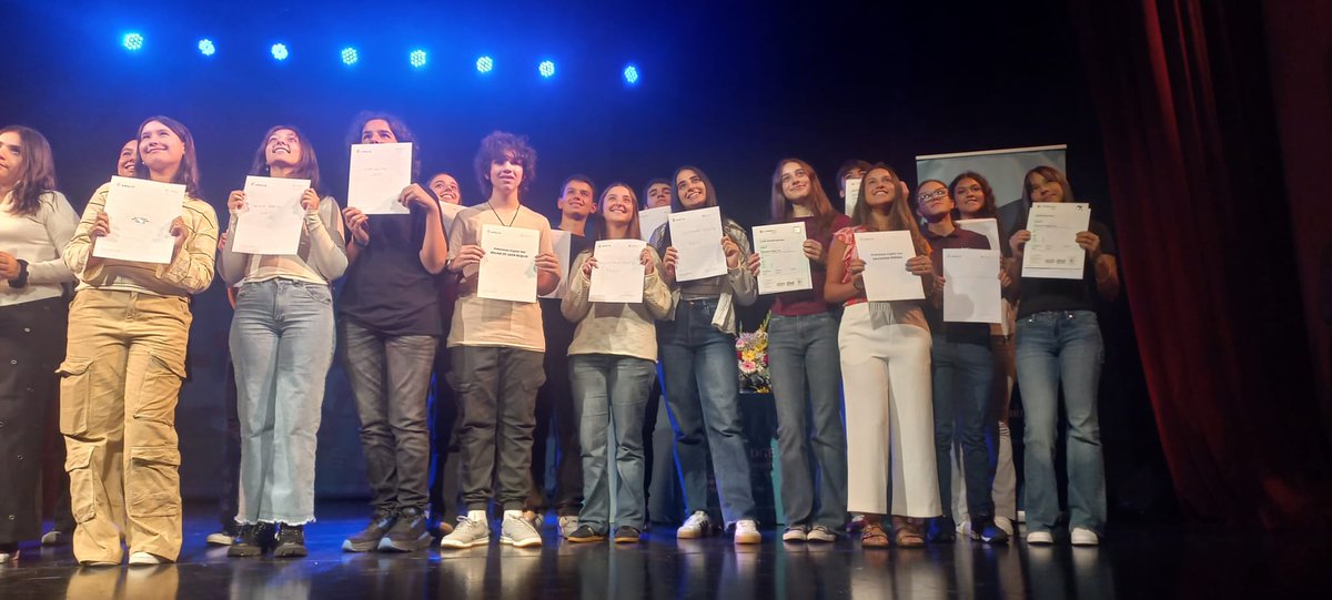 AngloUnion's tweet photo. El viernes 10 de abril, los alumnos que aprobaron sus exámenes de la Universidad de Cambridge, estuvieron recibiendo sus certificados en una ceremonia que tuvo lugar en Anglo Centro. Fue un inolvidable momento para padres, estudiantes, docentes y directores. Congratulations! https://t.co/6zKTglW0gb