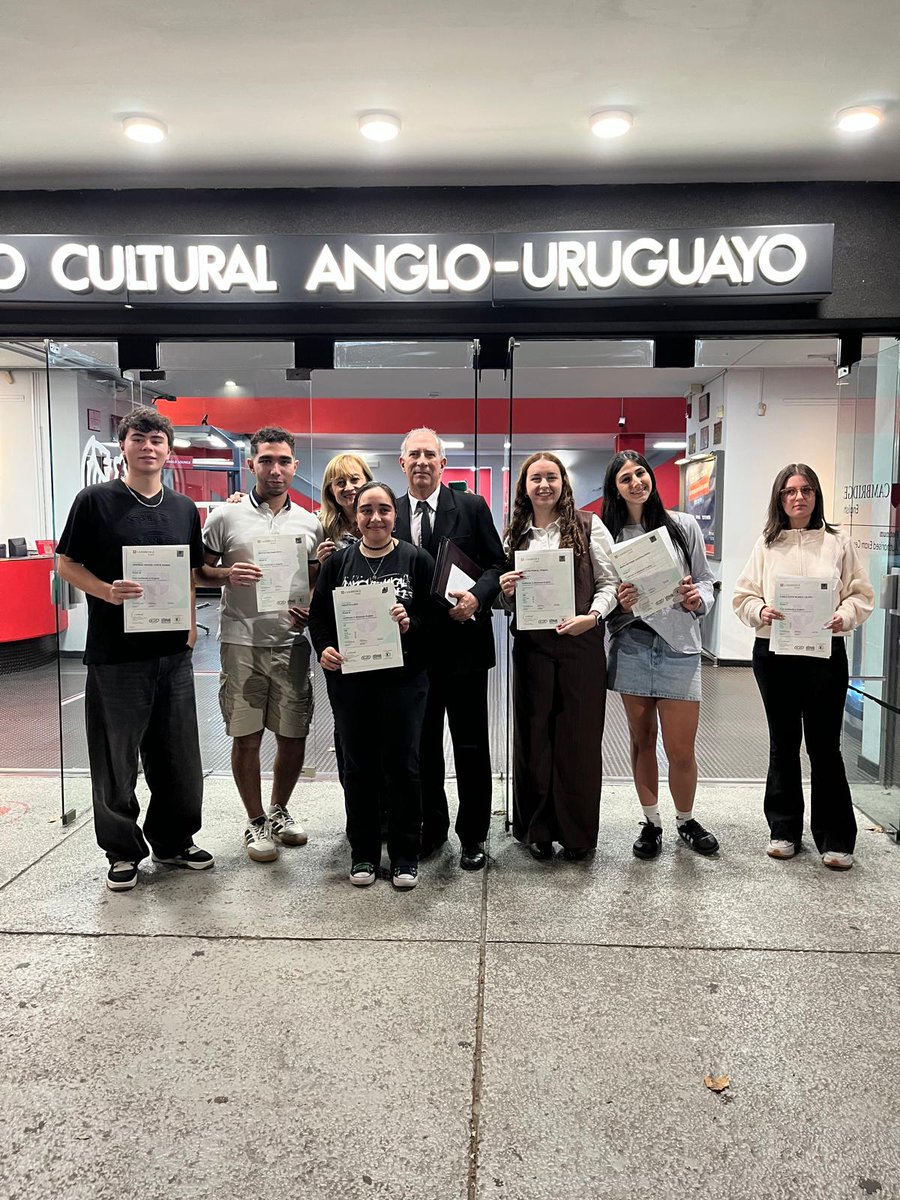 AngloUnion's tweet photo. El viernes 10 de abril, los alumnos que aprobaron sus exámenes de la Universidad de Cambridge, estuvieron recibiendo sus certificados en una ceremonia que tuvo lugar en Anglo Centro. Fue un inolvidable momento para padres, estudiantes, docentes y directores. Congratulations! https://t.co/6zKTglW0gb