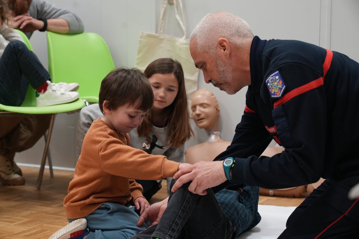 sdis91's tweet photo. FORMATION | Samedi 11 avril, les SP de Saclas étaient présents à la « journée découverte : prendre soin de soi, ensemble ». Ils ont notamment formé une soixantaine d’enfants et d’adultes aux gestes de premiers secours. Merci à tous les participants pour leur implication ! https://t.co/rv5dqR6zQw