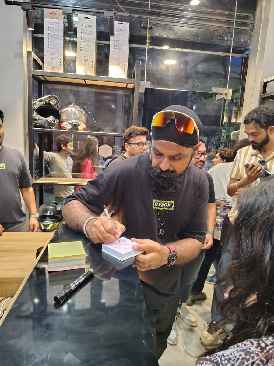 AdventureOn07's tweet photo. Welcome Again to the City of Joy💐
Lots of Love from Adventure On Moto♥️
@jsfilmsindia
@AdventureOn07
#jsfilms #adventureonmotoofficialpost #rynoxgears #kolkatameetup #adventureonmoto https://t.co/Ao1JGTxFwO