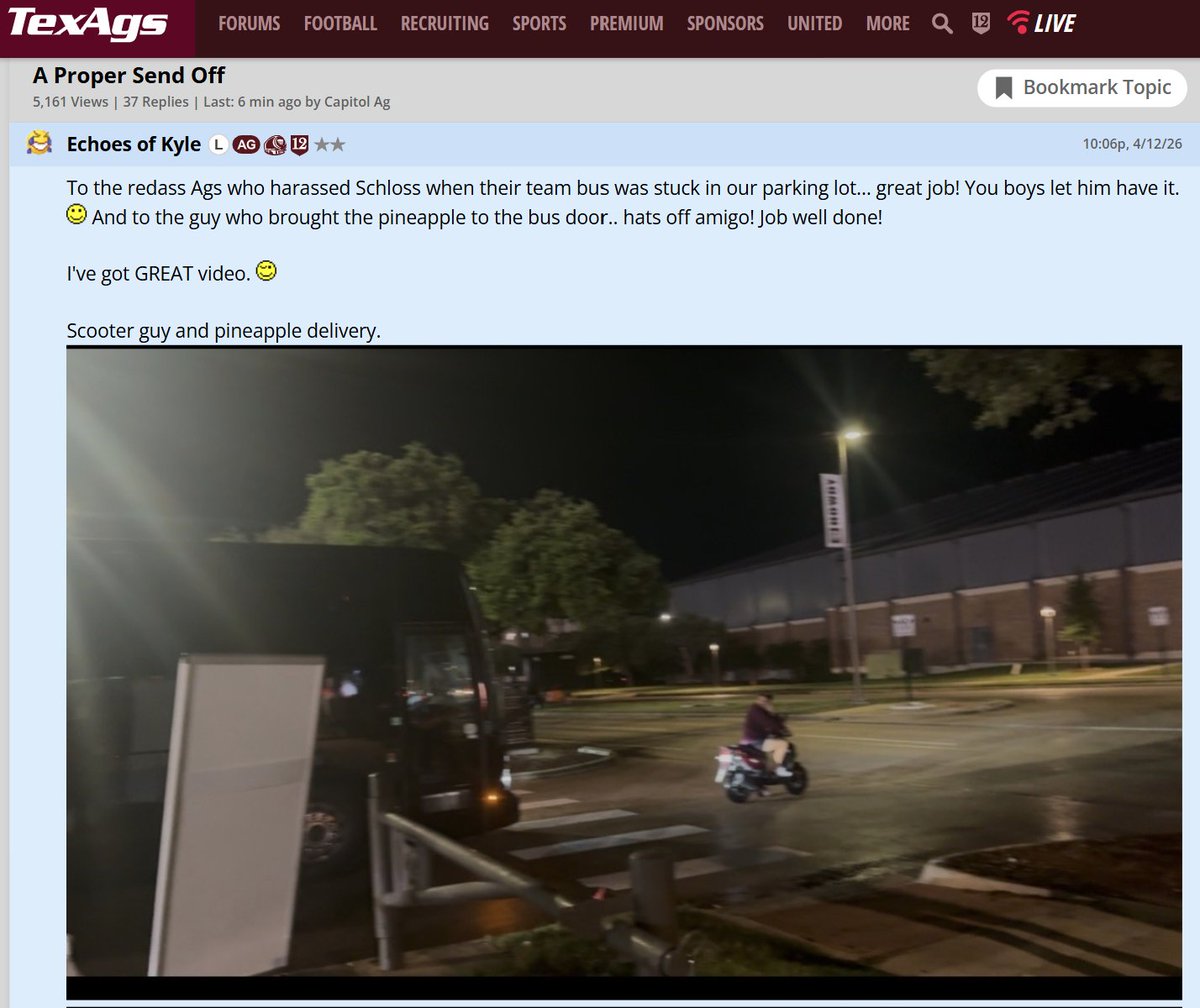 BoardGeniuses's tweet image. #TexasAM fans gave the #Texas baseball team a proper sendoff last night.