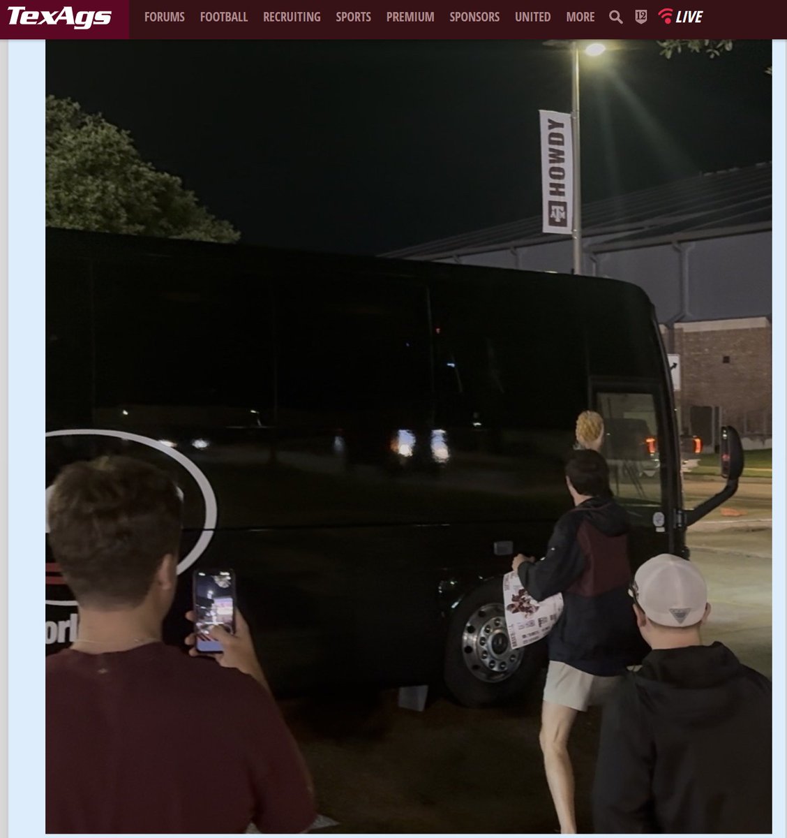 BoardGeniuses's tweet image. #TexasAM fans gave the #Texas baseball team a proper sendoff last night.