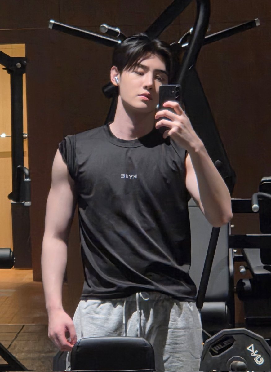 sunghoon works out his shoulder and chest mostly.

no wonder ... 😩