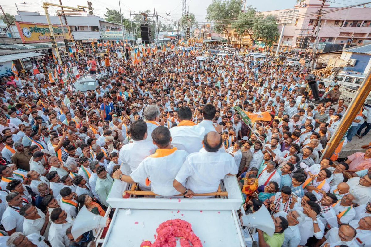 GK__Vasan's tweet photo. இன்று 13/04/2026 மாலை ஈரோடு, வில்லரன்பட்டி நால்ரோடில் #அஇஅதிமுக தலைமையிலான #NDA கூட்டணியின் #ஈரோடு_மேற்கு தொகுதி #தமாகா வேட்பாளா் திரு. M. யுவராஜா அவா்களுக்கு நானும் #பாஜக முன்னாள் மாநில தலைவா் திரு. @annamalai_k அவா்களும் இணைந்து #தாமரை சின்னத்திற்கு வாக்கு சேகாித்த போது. https://t.co/DHaFhlpy1q