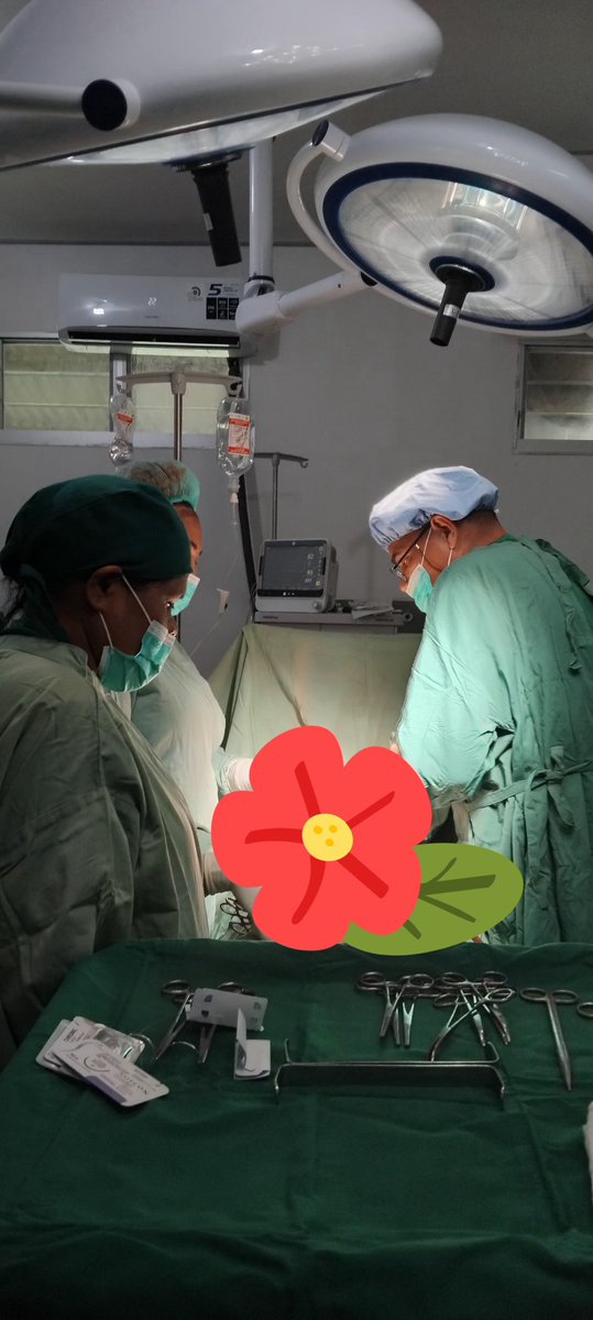 Dr. Leandro Núñez, esp. en Ginecobstetricia, junto a la Lic. Yumaida Sariol, instrumentista quirúrgica, miembros de la #BMCTL #HROecusse, realizan cesárea de urgencia con profesionalidad y compromiso, garantizando la salud materno-infantil.#CubaCoopera #CubaPorLaVida