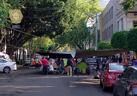 OVIALCDMX's tweet photo. #PrecauciónVial | Se mantiene cerrada la circulación por manifestantes de Abraham González a la altura de General Prim, alcaldía Cuauhtémoc.  #AlternativaVial Av. Insurgentes y Balderas. https://t.co/QY9i1O8k0A