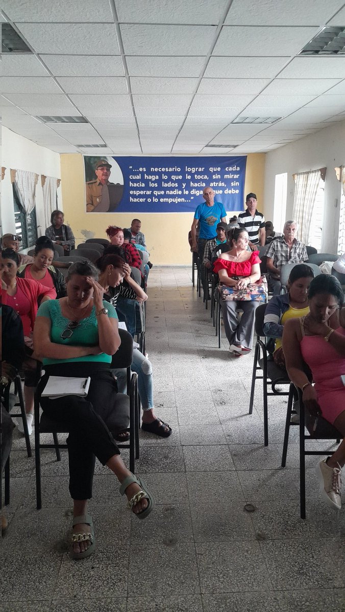 Como cada lunes en el camagueyano municipio Céspedes realizamos la reunión de coordinación de las tareas de la semana. #CéspedesUnidosyVictoriosos #Camagüey <a href="/DiazCanelB/">Miguel Díaz-Canel Bermúdez</a> <a href="/DrRobertoMOjeda/">Dr. Roberto Morales Ojeda</a> <a href="/WalterNoris/">Walter Simon Noris</a>