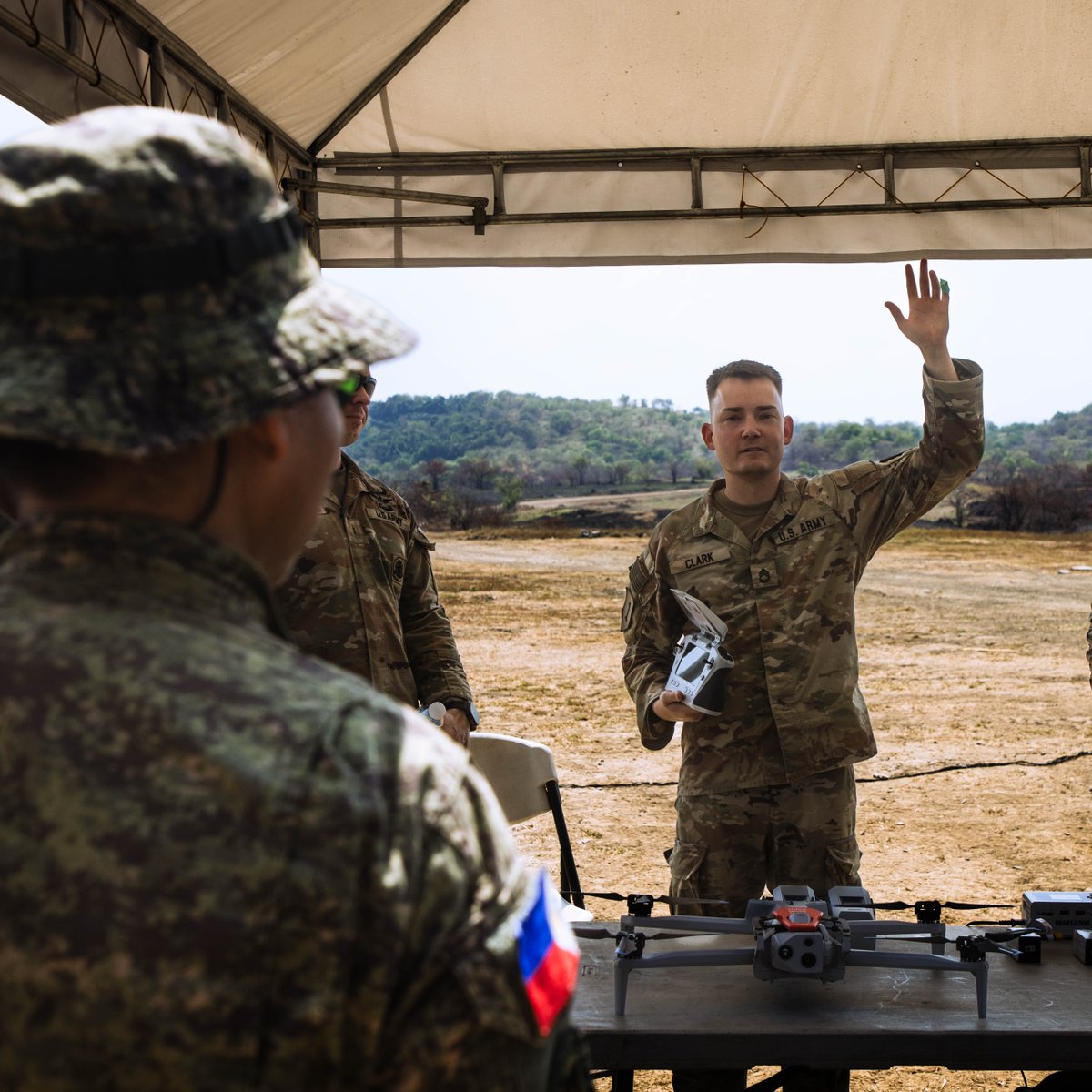 25thID's tweet image. This training fuses SEE/SENSE that enables the STRIKE. @usarmy #25ID Soldiers &amp;amp; our #AFP partners are training on drone technology during #Salaknib26. 

This integration makes our combined force more #lethal and ready to defend this archipelago.

🇺🇸 🤝 🇵🇭 

📸 by Sgt. Taylor Gray