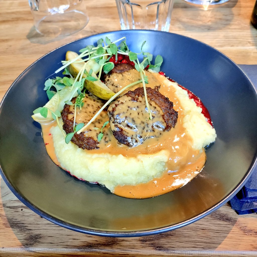 IamHula's tweet image. Lounaaksi Korkin lihapullat; 
Meheviä lihapullia Korkiin kastikkeella ja perunsmuusilla. Lisäksi puolukkahilloa ja suolakurkkua. Puolukka kuvassa vähän piilossa, mutta sitä oli runsaasti. Paikkana 
Viiniravintola Lanun Korkki, Rautatienkadulla Lanun aukiolla🤩😋
 #Lahti  #lunch