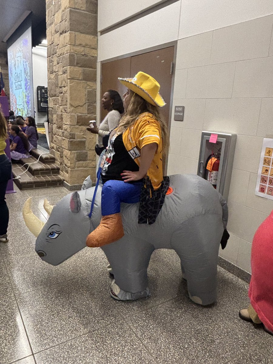 jeaton426's tweet photo. What better way to start a Monday than with a house assembly?! Loved seeing the student leadership and school spirit on full display @StuberElem this morning! 💜⚡️ https://t.co/3KBFPq46EU