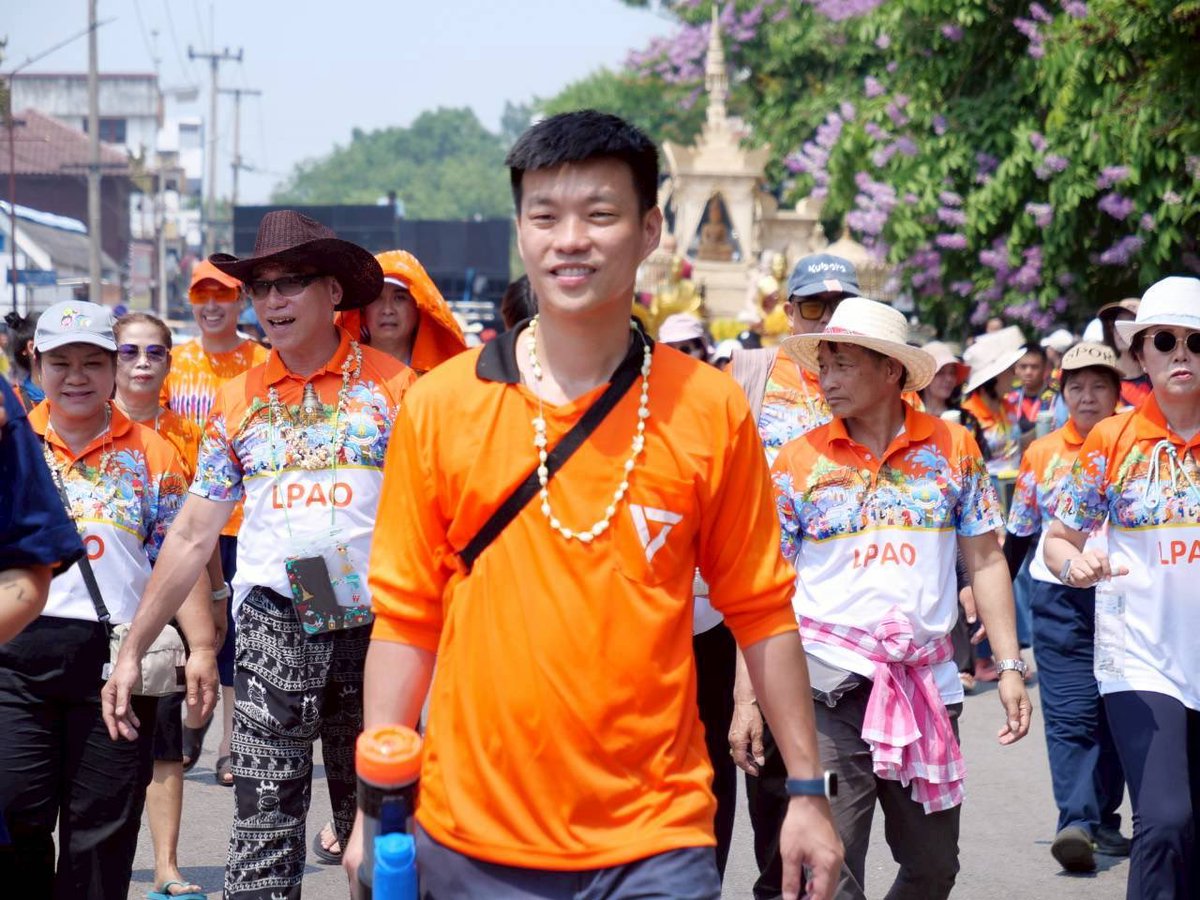 teng_pple's tweet photo. ม่วนอกม่วนใจ๋ที่เชียงใหม่-ลำพูน! ขอบคุณพ่อแม่พี่น้องที่ต้อนรับกันอย่างอบอุ่นในวันสงกรานต์ครับ 💦🧡

ขอให้ทุกท่านมีความสุข ปลอดภัย และมีพลังกายพลังใจเต็มเปี่ยมตลอดปีใหม่ไทยนี้ครับ! https://t.co/j7uxHv7kYO