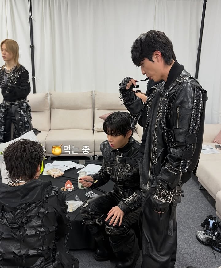 Y'ALL THEY'RE HAVING THE HONEY THAT HOBI'S PARENTS GAVE HIM SHUT UP THAT'S FAMILY 😭😭😭