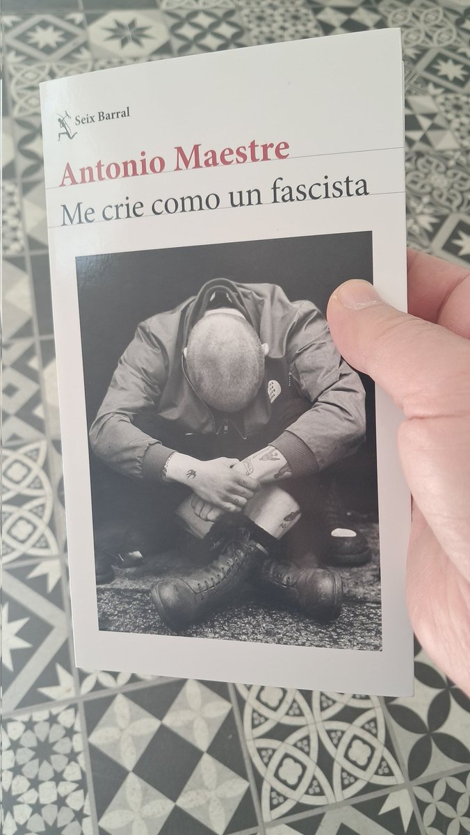 Alberto Olmos sujetando libros tweet media