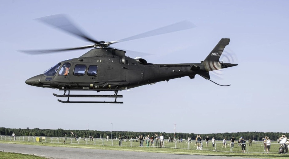 Defence24pl's tweet image. W resorcie obrony trwa procedura pozyskiwania systemu szkolenia dla pilotów śmigłowców. Do służby wprowadzane są również nowe śmigłowce. Obecnie około 60% śmigłowców latających w Siłach Zbrojnych RP to śmigłowce wyprodukowane w Świdniku.

@PZLSwidnik
*Materiał sponsorowany