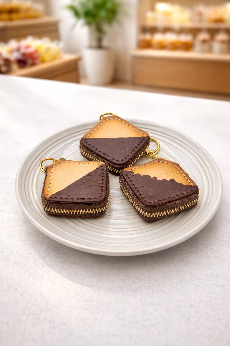 チョコサンドクッキー
スクエアファスナーポーチ

チョコ掛けのラングドシャクッキーをイメージして作った革の四角いポーチです。