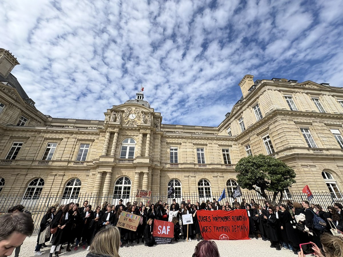 DumitrescoA's tweet photo. #AvocatsEnColère
#LoiSure https://t.co/r9XTSHu0n5
