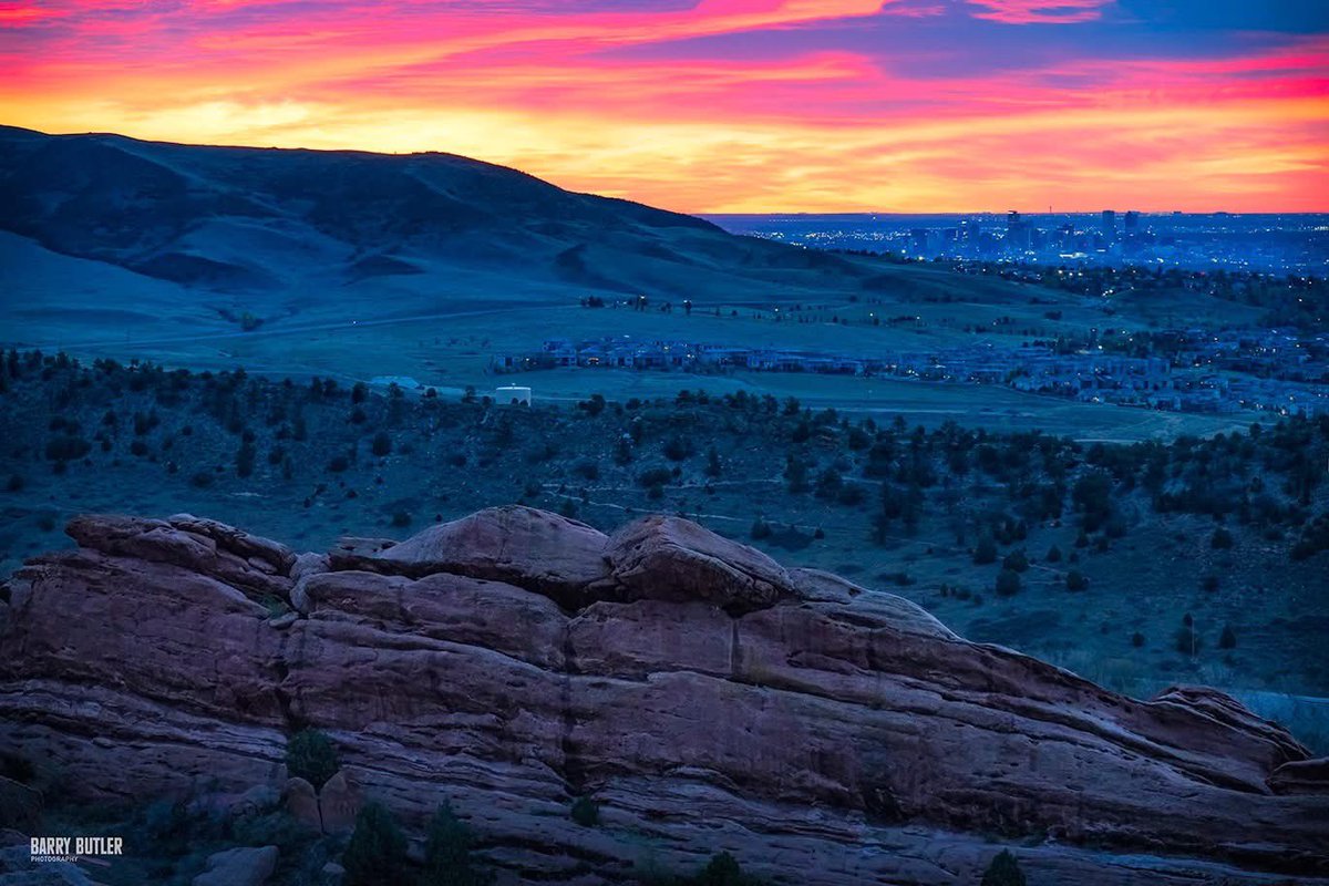 barrybutler9's tweet image. This morning before getting on a flight.   Denver on Monday morning from Red Rocks Amphitheater. #sunrise