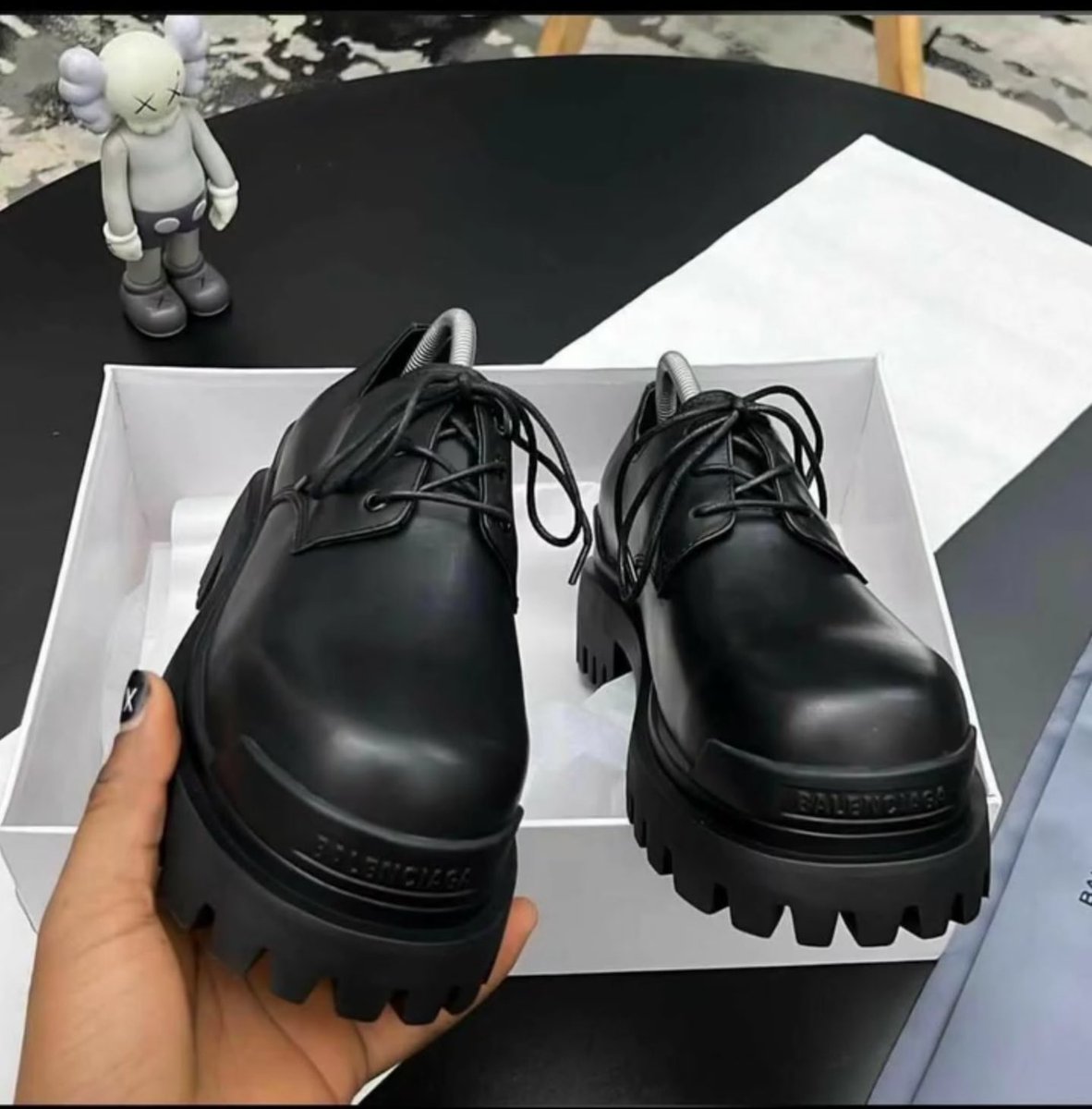 victor_the_guy's tweet photo. @Sureboyoflagos1 @ckay_yo Shoes Dey, buy wetin go bring happiness. https://t.co/UDCJWdKADQ