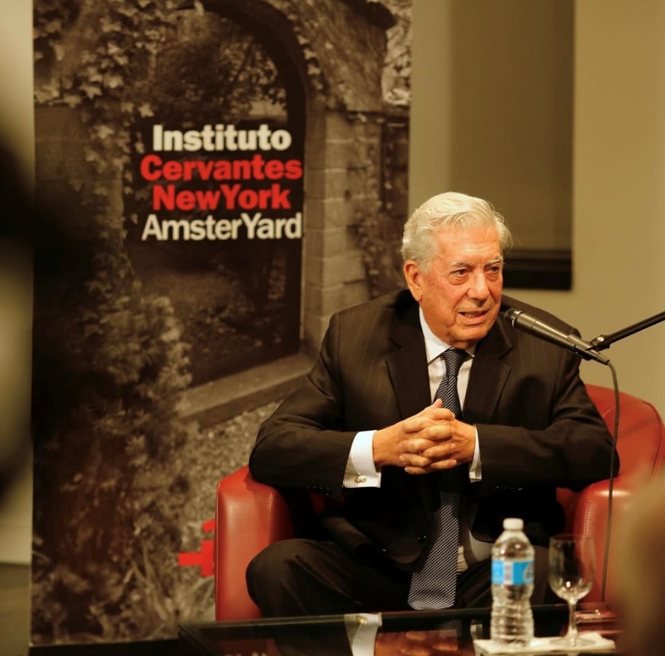enterteinmentsg's tweet image. #HOY el mundo de la 📚 #Letras recuerda al ✍️escritor 🇵🇪🇪🇸 Mario Vargas Llosa, a #1Año de su partida… 🕯️
📖 "‘La ciudad y los perros’ y 📖 ‘La Casa verde’" lo posicionaron como uno de los puntales del ‘boom’ de la literatura latinoamericana”: @pagina12 👉 youtu.be/R1QQufbdjZY?si…