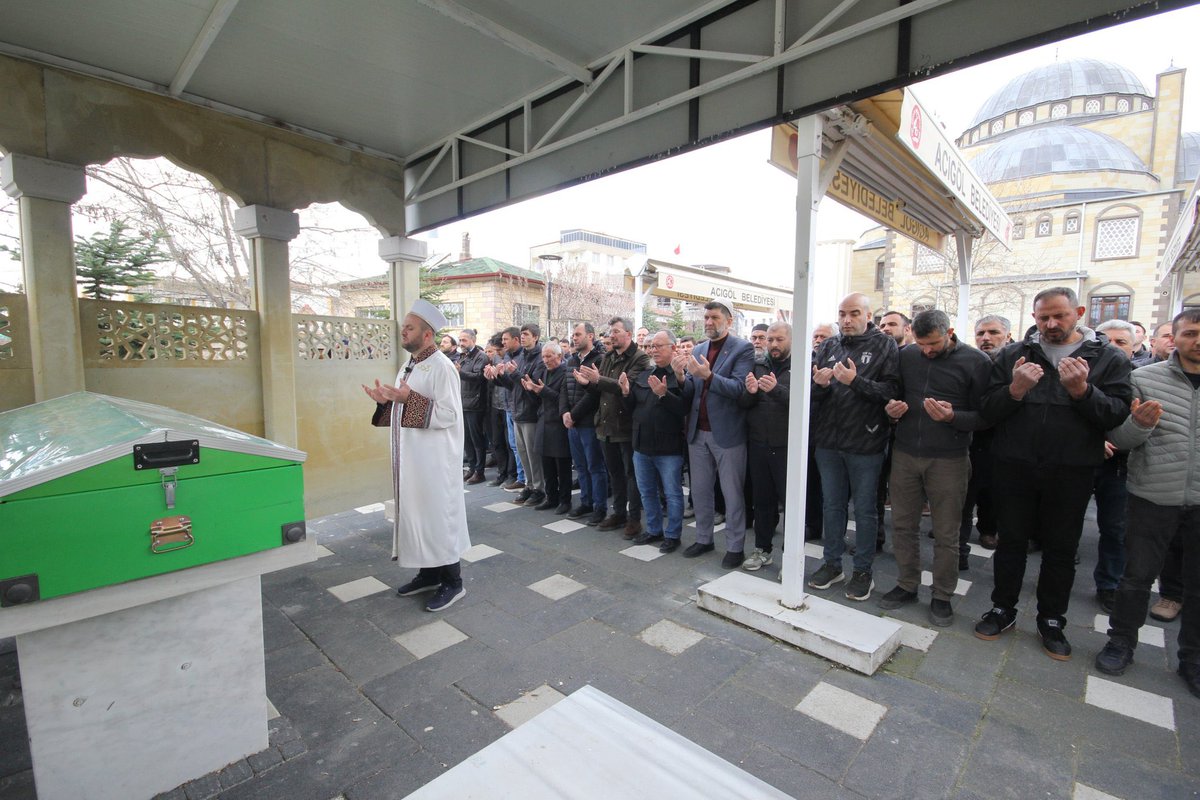 YILMAZBALCIN's tweet photo. @iyfoorgtr Uluslararası Gençlik Forumu Mütevelli Heyeti üyemiz  Dr. Fahri Karaman’ın muhtereme annesinin cenaze merasimine katıldık.
Merhume Fahriye teyzemize  Allah’tan rahmet;Karaman ailesine, dostlarına ve camiamıza sabır ve başsağlığı dilerim.
Mekânı cennet, makamı âli olsun. https://t.co/qFZIXE1LZh