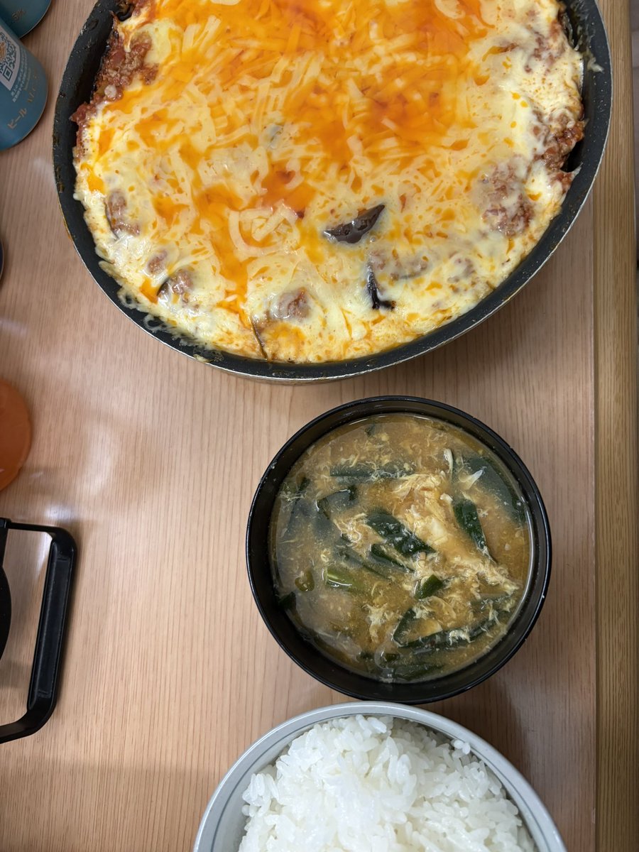 🥔とミートなすの重ね焼きと味噌汁！！！

女子会の帰り道に駅の近くにデカいスーパー出来て、偵察しに行ったら私の大好きなモノが売ってて( 厂˙ω˙ )厂うぇーいしてた🤣

別所様にはほたるいか買いまして白味噌で酢味噌作った😊まぁ、加熱し忘れて慌てて加熱して熱い酢味噌が…

 #本日の生贄料理2026