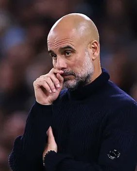 Poco se habla de lo que ha revolucionado el fútbol este hombre. Ahora TODOS lo imitan.

-Puso de moda el falso 9 para quitarle la referencia a los centrales.
-Empezó a darle protagonismo al portero para que sea uno más sacando el balón de atrás.
-Poner laterales a pierna cambiada