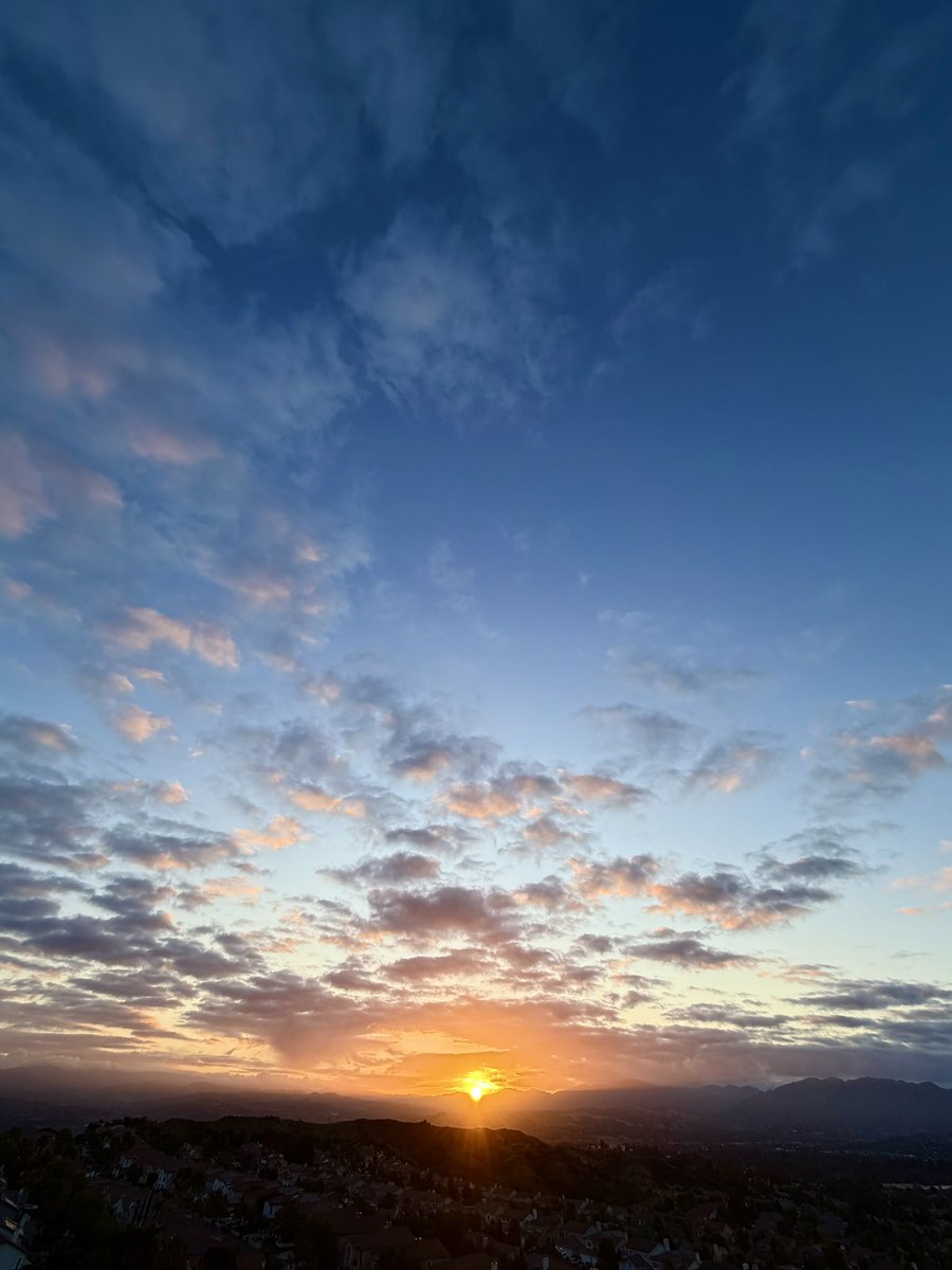mlzema's tweet image. Good Morning From #SoCal! 
#MondayMorning #Sunrise #Sun #Sky #SkyPhotography #Spring #April #MondayMotivation #Monday