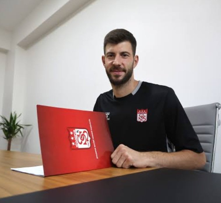 Sadece Sivasspor tarihinin değil dünya futbol tarihinin en kötü kalecisi.