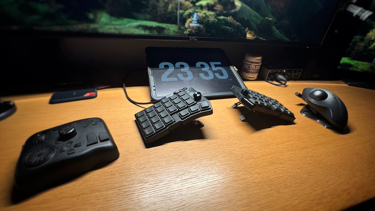 yamaken77's tweet image. 少しでも早く、少しでも長く編集できるように、あれこれデスク環境を最適化していったら、ついにキーボードが変態化してしまいました。

まだ全然慣れてないので発狂しそうになりながらタイプしてます。
#Cornix