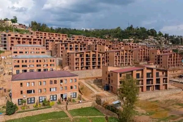 umuntu_w_abantu's tweet photo. Mu Rwanda hagiye gutangira kubakwa inzu zo guturamo ,abanyarwanda bazikodeshe mu gihe cyumvikanweho nyuma bazegukane burundu uburyo bwiswe Rent to Own"

Ikigo cy'igihugu gishinzwe imiturire "Rwanda housing Authority" cyatangaje ko bari mu biganiro n'inzego zitandukanye zo kureba uburyo abanyarwanda bajya babona inzu zo guturamo mu buryo buboroheye binyuze mukuzikodesha igihe runaka bakazegukana.

Umuyobozi mukuru wungirije muri iki kigo Dr Noel  Nsanzineza yagaragaje ko "Rent to Own" ari uburyo bwo gukodesha inzu, ariko nyuma y’igihe cyumvikanyweho icyo wakodeshaga kikaba icyawe burundu uburyo bwiswe "Rent to Own" kandi ngo ubu buryo mu Rwanda burashoboka by’umwihariko ku nzu zo guturamo.

Yagize ati "umuturage yishyuye nka miliyoni 30 mu myaka 20 akayishyura nta nyungu iriho biramworohera cyane ku buryo ayo atanga ku bukode ariyo amworohereza kuzabona iyo nzu.Hari gahunda y'uko hegitari 32 zisaguka ku mushinga wa Nyabisindu, zigiye kubakwaho ,hagashyirwaho inzu zo gukodesha nyuma y'igihe runaka inzu ikazaba iyawe,cyangwa izo kugura mu buryo bwihuse,kandi ibiganiro birakomeje n'inzego bireba.Ubona ko uriya mushinga wa Nyabisindu wo gutuza abantu  kuri hegitari 7 cyangwa 8 ,icyo gice gisigaye kizahita cyubakwa ku buryo byabera urugero n'abashoramari"

Akomeza agira ati" ibi bisobanuye ko tugiye kuva muri bwa buryo bwo kuvuga ngo kugira ngo mbone inzu ngomba kujya kuguza muri banki y'ubucuruzi runaka ku nguzanyo ya 18%  cyangwa 15%. Mu gihe ibindi bikorwaremezo biri kubona igishoro kitariho inyungu cyangwa hariho inyungu ntoya ya 1% cyangwa se 2% ndetse ikaba itajyaho.Ibyo ni leta igomba kubijyamo.Ninaho byorohereza wa muntu ukodesha inzu niba ifite agaciro ka miliyoni 30 akaba yayishyura nta nyungu zagiyeho.Tuvuge niba iyo nzu ifite Ako gaciro iyo hagiyeho inyungu umuntu akayishyura mu myaka 20 uzasanga umuturage azayishyura nka miliyoni 80 bikamuhenda"

Ikigo cy'igihugu cy'imiturire cyigaragaza ko irigerageza rigiye gutangirira ku mushinga wa Nyabisindu ahari kubakirwa abaturage bari batuye mu miturire itanoze nibamara guhabwa inzu zabo igice cyizasigara nicyo kizubakwamo inzu zo gukodesha abantu bakazazegukana.