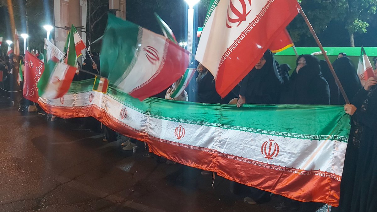 FaKh596714's tweet photo. اتحاد میان خیابان و میدان باعث پیروزی ما ورشکست دشمن است 
#آمریکا_شکست_خورد 
#شکست_مفتضحانه https://t.co/Cb8wpf02Yd
