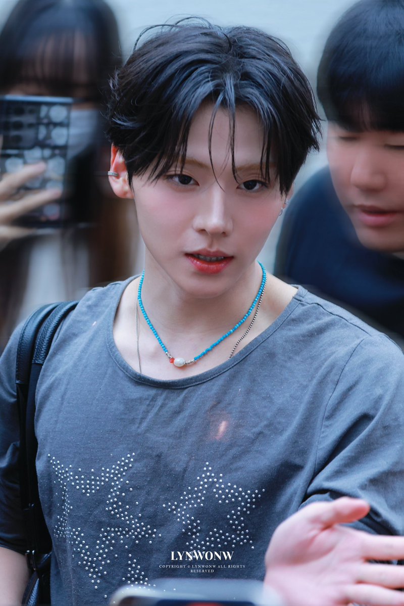 (─‿‿─) tweet media