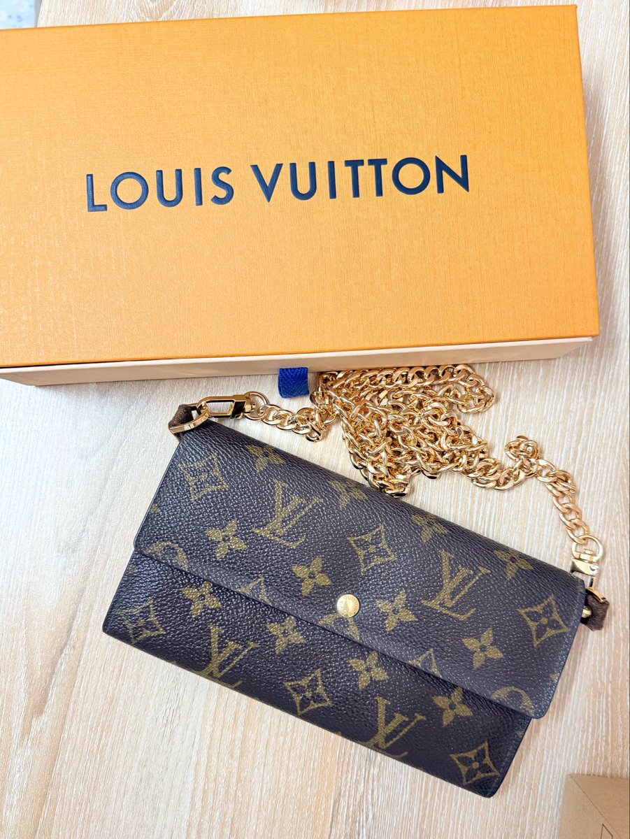 mysafezoneppine's tweet photo. ส่งต่อ Louis Vuittion Sarah Wallet 4,000฿ ส่งฟรี/นัดรับได้ค่ะ ของแท้100% แถมสายโซ่ค่ะ #ส่งต่อแบรนด์เนม #ส่งต่อแบรนด์เนมมือสอง #แบรนด์เนมมือสอง #ส่งต่อlv #louisvuitton https://t.co/9ILsf1fKWZ