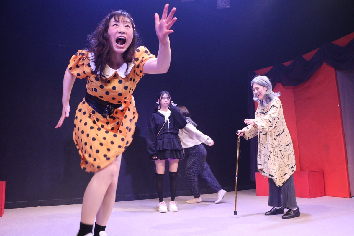 takaharahdkz's tweet photo. 『#黄昏ロック!』閉幕!
千穐楽まで駆け抜けました!
芝居の稽古はとにかく人の感情に触れ続け、役者と違って肉体は使わないけど、頭が疲弊しまくり、全身疲労困憊。まあ年もあると思うけど(笑)。
仲間からもお客様からの評判も本当に高かったのですが、残念ながら今ひとつ動員伸びず、赤字でした。
その悔しさを抱えながら、次に向かいます。
旗揚げ20周年。いろいろありました。ここまで続けてるとは思いませんでした。
しかし、長く続けているだけ、進化しています。そして更なる進化をします!
安城久美子、森川凜子、三浦千佳、メンバーの年齢が還暦を超え始め、いつまで体力勝負の芝居を続けられるかわかりませんが、やれる限りは突き進みます!
楽な芝居はつまらない!まだまだ老体に鞭打たせます!
相変わらず沼袋沼子人気高し!
黄昏ガール(+森川凜子のときもあるかも)は今年もお笑いにチャレンジします。
目指せ、ブレイク!
次回公演は1年後の春を予定しています。
観たことがある方もまだ観たことない方も次回は是非。
客演ヤングガール、いつでも募集中です。
無料ワークショップも随時開催しますので、是非、参加を!
カーテンコールで25周年を目指すといいましたが、25周年は古希になる年になります。
知らん!
いつだってここから!
黄昏の季節を迎えてもまだまだクソジジイのロックを奏でます!
これからもlovepunkよろしくです!