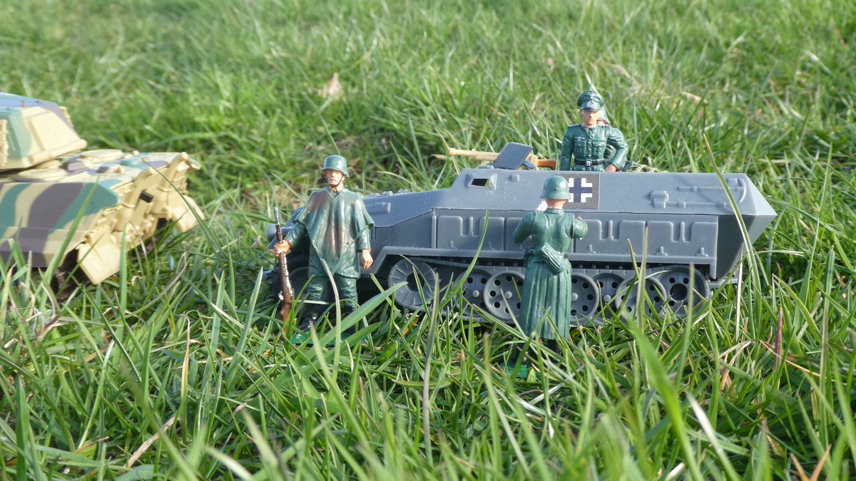 A quiet field turned into a battlefield 🌿
1/32 scale German soldiers by Starlux (France), paired with NewRay tank models and a Hanomag Sd.Kfz from Airfix. soldatini.eu/2026/04/a-quie…

#Airfix, #eusoldatini, #Hanomag, #KingTiger, #NewRay, #panzerwaffe, #starlux, #Wehrmacht, #WW2