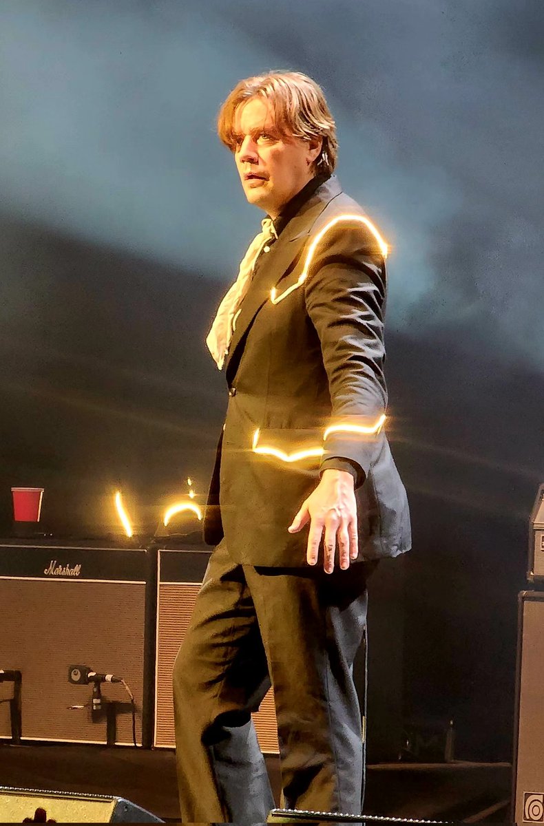 krlu2's tweet photo. #BesoKorno buen día paps no se si ya hablaron de lo hermoso que The Hives con Howlin prenden si o si al público donde quiera que estén como este fin en el city de Querétaro, ponte algo de ellos https://t.co/7zySSjnP6Y