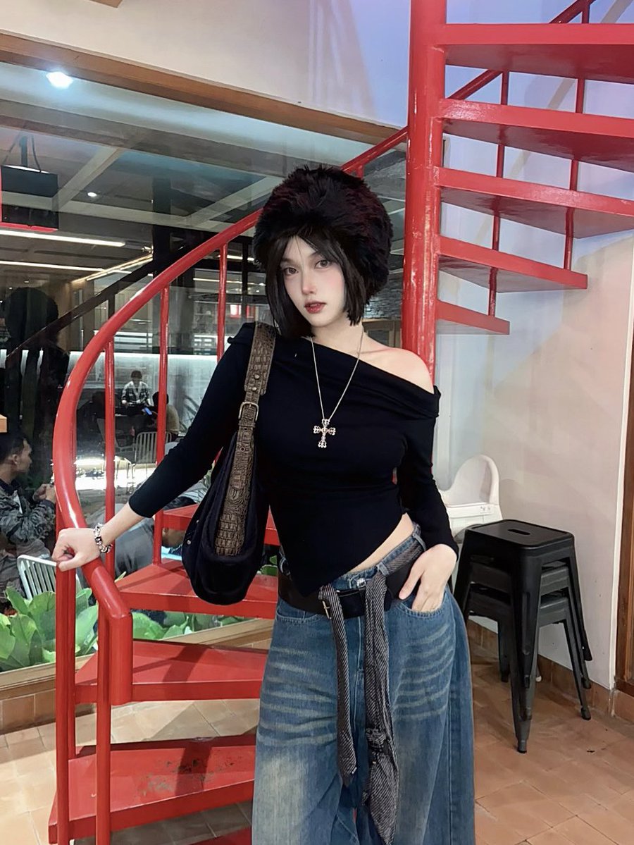 chelwithyi's tweet image. lain salah outfit tapi maison nya pinuh 🙂💔 (tapi gpp lucu banyak merahnya)