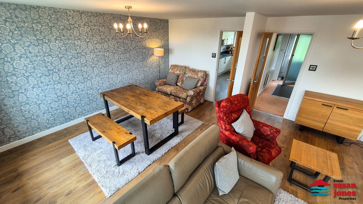 SusanAlJones's tweet photo. Spacious and well appointed 4 bedroom (1 en-suite), 2 bathroom family home in Criccieth with garage and gardens, ideally located close to local amenities, attractions and the coast. For full details, see https://t.co/jDblbgRkvn https://t.co/b5UCXL588j