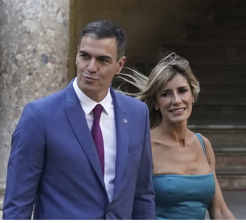 maibortpetit's tweet photo. #España La esposa del presidente del gobierno español, Pedro Sánchez, Begoña Gómez, ha sido procesada por el juez Juan Carlos Peinado. Se le imputan cuatro delitos graves: Tráfico de influencias
Corrupción en los negocios (sector privado)
Malversación de caudales públicos
Apropiación indebida

El juez considera que hay indicios suficientes de que usó su posición como primera dama para obtener beneficios personales, influir en contratos y apropiarse de recursos. Esto la deja a un paso del juicio oral (posiblemente con jurado popular).