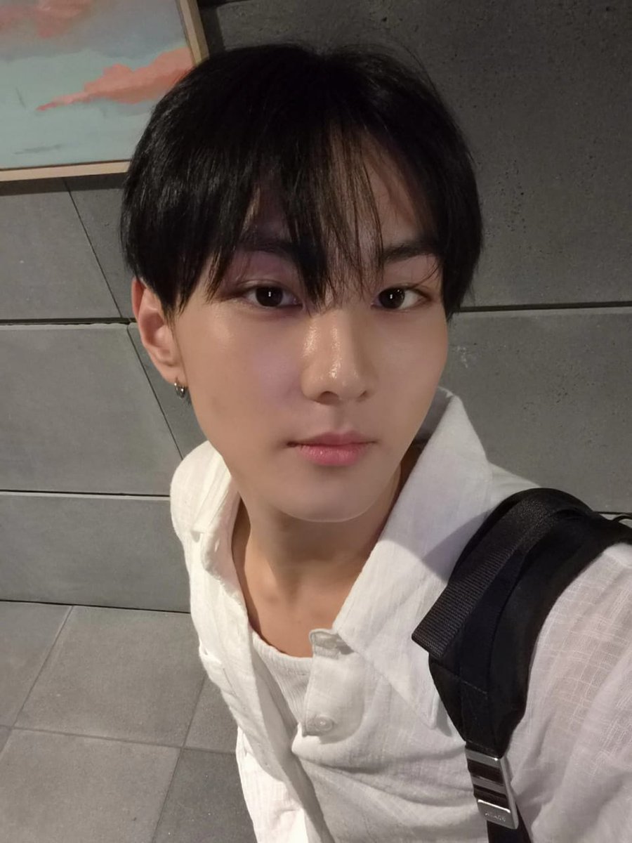 iLittleStarz's tweet photo. hehehe hi kakak, capek ngga? butuh peluk nggaa? https://t.co/5gDhHZHydT