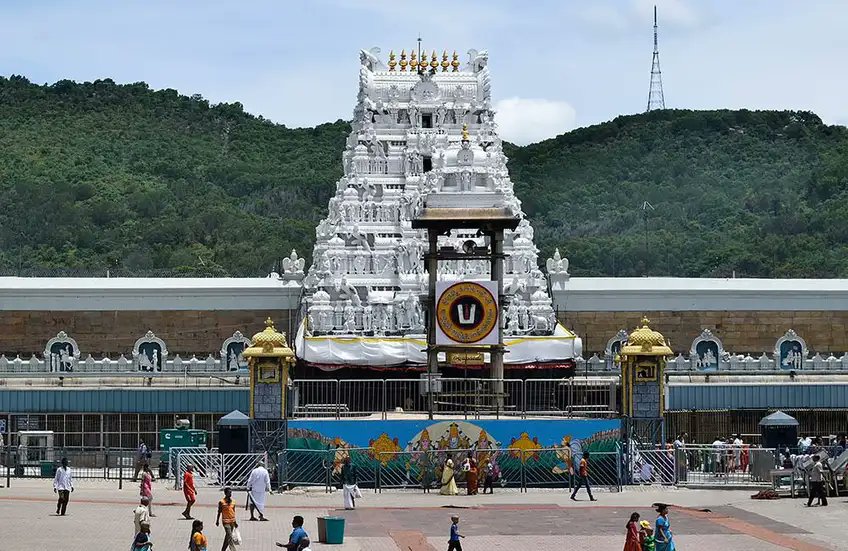 SkyHYD's tweet photo. ✈️ IndiGo HYD summer domestic network update
 
• Hyderabad - Chandigarh 3rd daily (6 weekly) flights eff from May 1

6E 205 HYD 0800 - 1030 IXC
6E 206 IXC 1100 - 1330 HYD // A320

• Hyderabad - Tirupati 8th daily (6 weekly) flights eff from May 1

6E 371 HYD 0855 - 1000 TIR
6E 372 TIR 1030 - 1135 HYD // A320

• Both of these flights have been scheduled to handle the peak summer rush. In April, several HYD–TIR services that usually operate with ATRs are being upgraded to narrow-body aircraft, indicating strong demand and a potential shift towards more NB operations on this route. Expecting some more updates soon. 

***Schedule is subject to change

#aviation #avgeeks @IndiGo6E
#Chandigarh #Tirupati #Hyderabad #Telangana #FlyHYD #Shimla #Manali