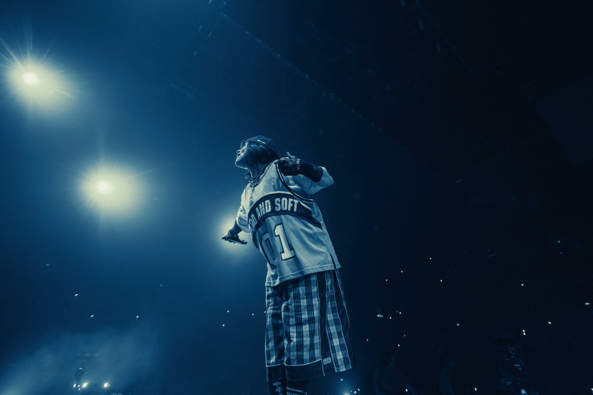 RollingStone's tweet image. Billie Eilish has shared a new trailer for her forthcoming 3D concert film, which she co-directed with James Cameron.

Watch: rollingstone.com/music/music-ne…