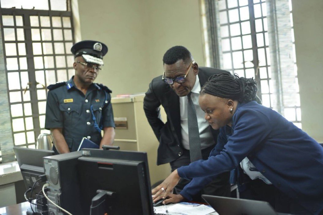 No one:

Absolutely no one:

DPP PR team: Taonani akutinyozera lawyer wathu pa twitter. Tikawatape amenewa?