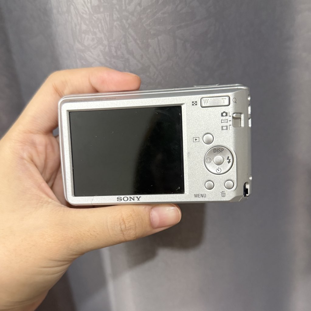 Sony DSC-W520(Hit!) ♡ ‧₊˚
สภาพนางฟ้า ตัวปังผิวขาวสวย โทนดีมาก
แฟรชฉ่ำๆ จอสวยไม่ย่น💐
🎀อุปกรณ์:กล้อง+แบต+สายคล้อง
ราคา 1350 รวมส่ง

*พิจารณาดีๆก่อนซื้อ ไม่รับเปลี่ยนคืนทุกกรณีค่ะ
 #ส่งต่อกล้อง #กล้องดิจิตอลมือสอง #กล้องดิจิตอลเก่า #เช่ากล้อง #กล้องดิจิตอล