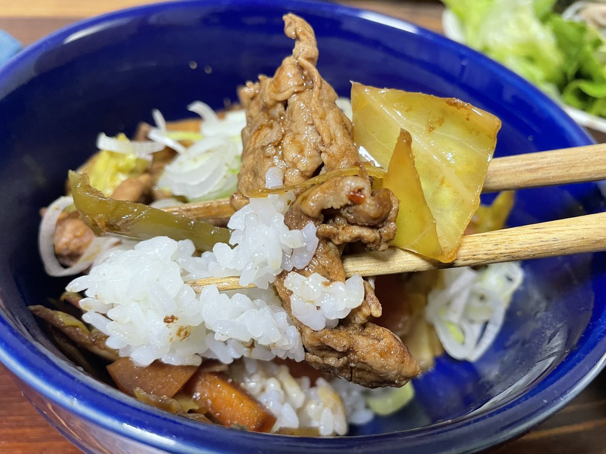Tomo_Mrk3B01's tweet image. Whipped up this rice bowl set meal for #dinner from some leftovers😉
The main, twice-cooked pork rice bowl(#回鍋肉丼 ), which I made by reheating &amp;amp; topping the leftover twice-cooked pork on rice! Looks tasty. Let’s eat!
#cookingathome 
#おうちごはん 
#twinglish 
#Twitter家庭料理