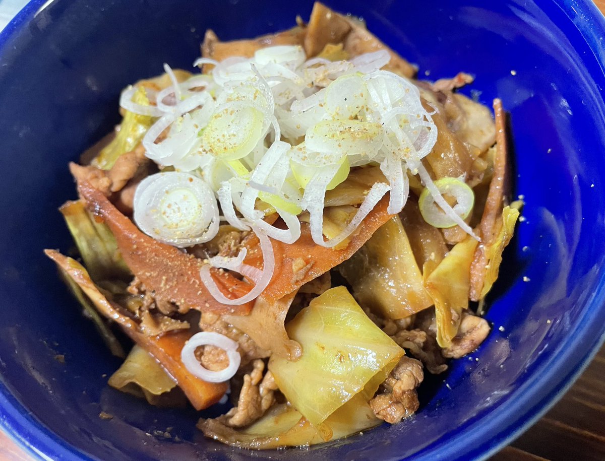Tomo_Mrk3B01's tweet image. Whipped up this rice bowl set meal for #dinner from some leftovers😉
The main, twice-cooked pork rice bowl(#回鍋肉丼 ), which I made by reheating &amp;amp; topping the leftover twice-cooked pork on rice! Looks tasty. Let’s eat!
#cookingathome 
#おうちごはん 
#twinglish 
#Twitter家庭料理